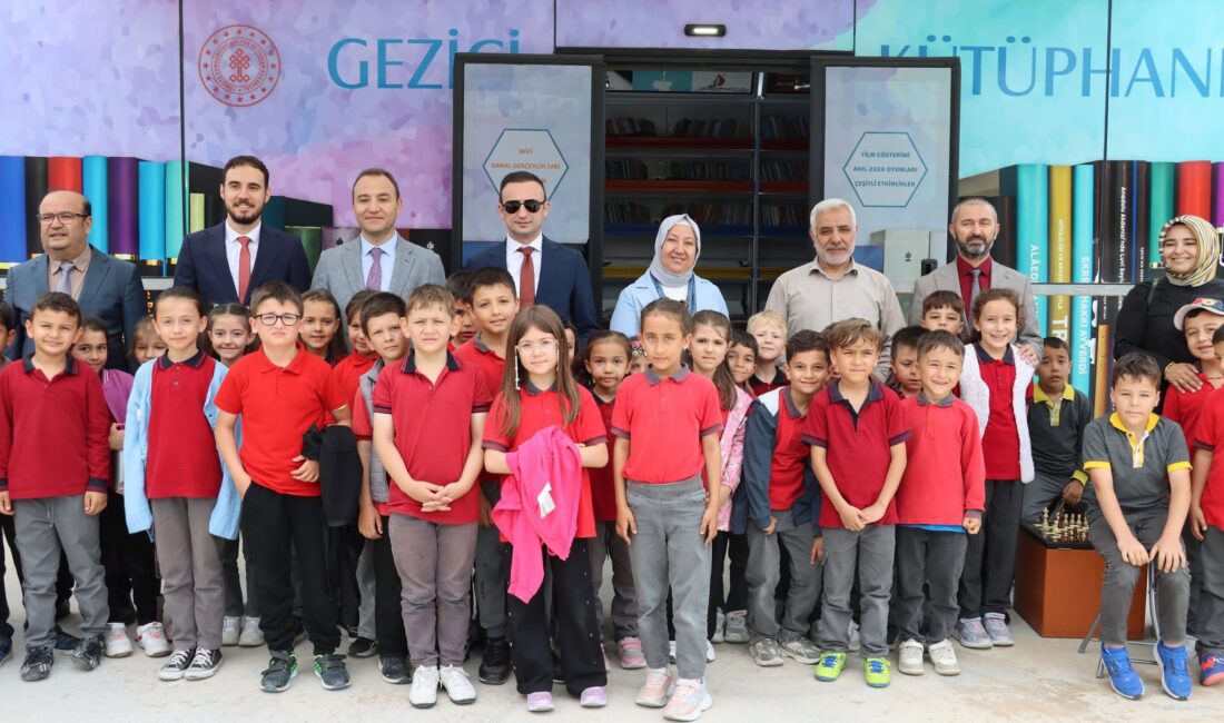 İscehisar'a gelen Gezici Kütüphane Aracı, öğrencilerle buluşarak okuma kültürünün yaygınlaşmasına
