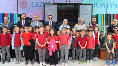 İscehisar'a gelen Gezici Kütüphane Aracı, öğrencilerle buluşarak okuma kültürünün yaygınlaşmasına