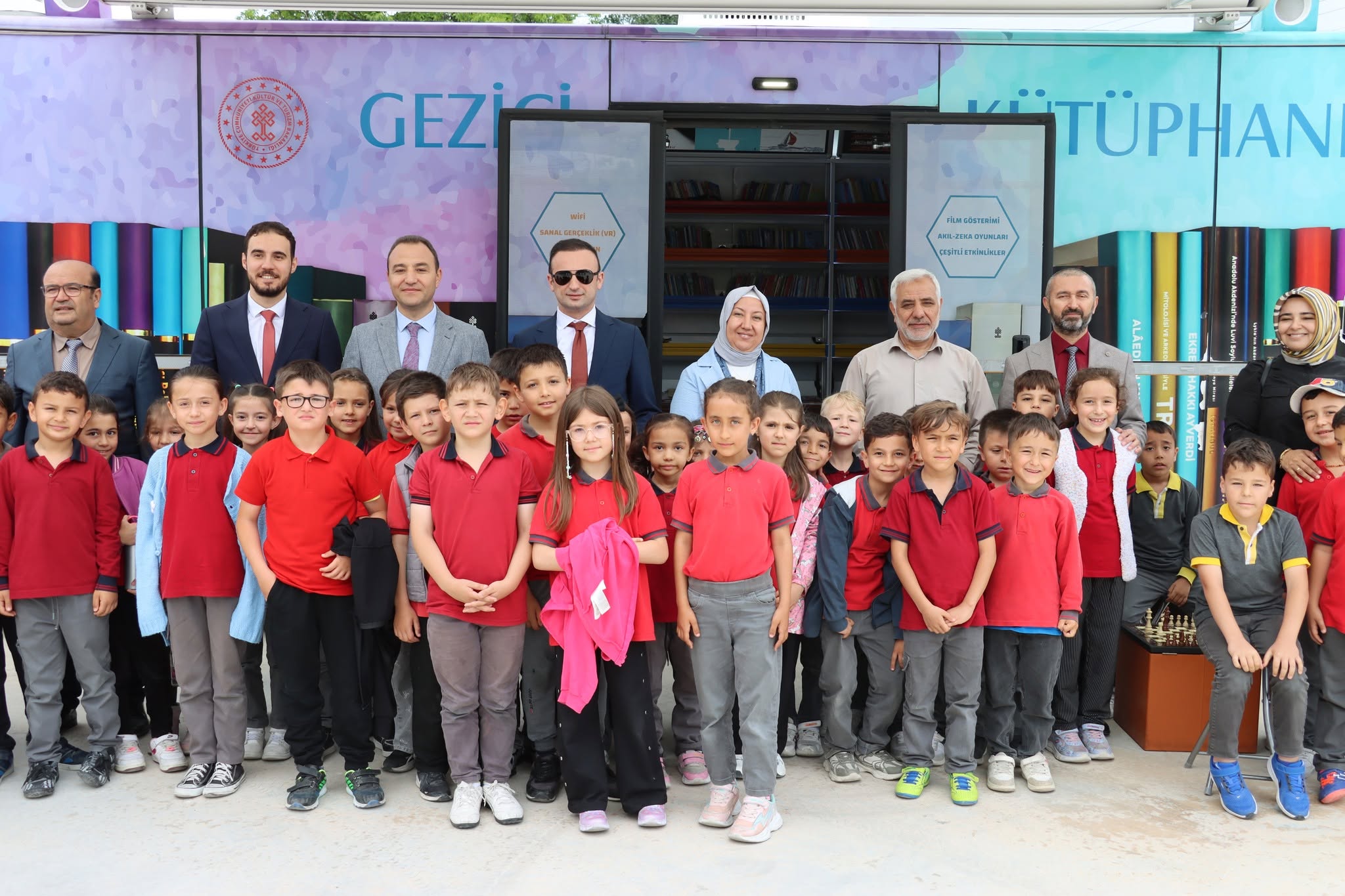 İscehisar'a gelen Gezici Kütüphane Aracı, öğrencilerle buluşarak okuma kültürünün yaygınlaşmasına
