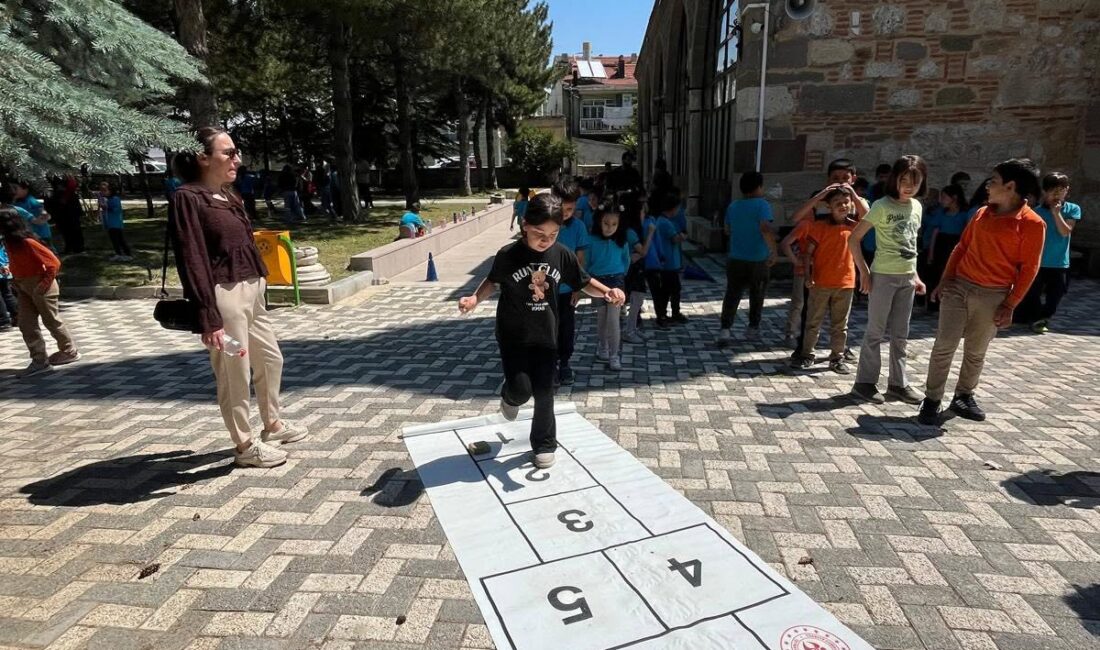Afyonkarahisar’ın Sinanpaşa ilçesinde, çocukların erken yaşta cami kültürüyle tanışması ve