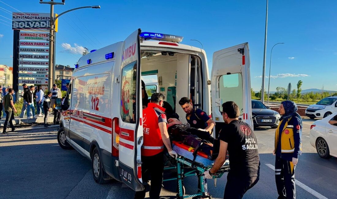 Afyonkarahisar’da bir otomobilin tur otobüsüyle çarpışması sonucu meydana gelen trafik