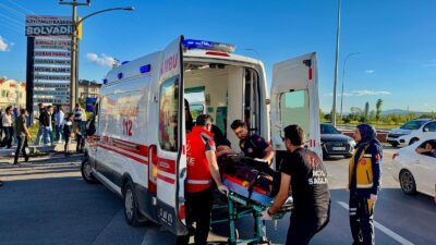 Afyonkarahisar’da bir otomobilin tur otobüsüyle çarpışması sonucu meydana gelen trafik
