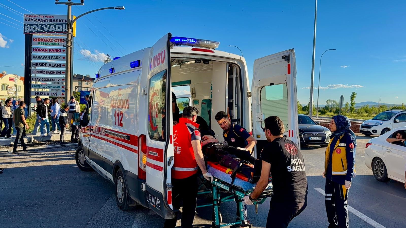Afyonkarahisar’da bir otomobilin tur otobüsüyle çarpışması sonucu meydana gelen trafik