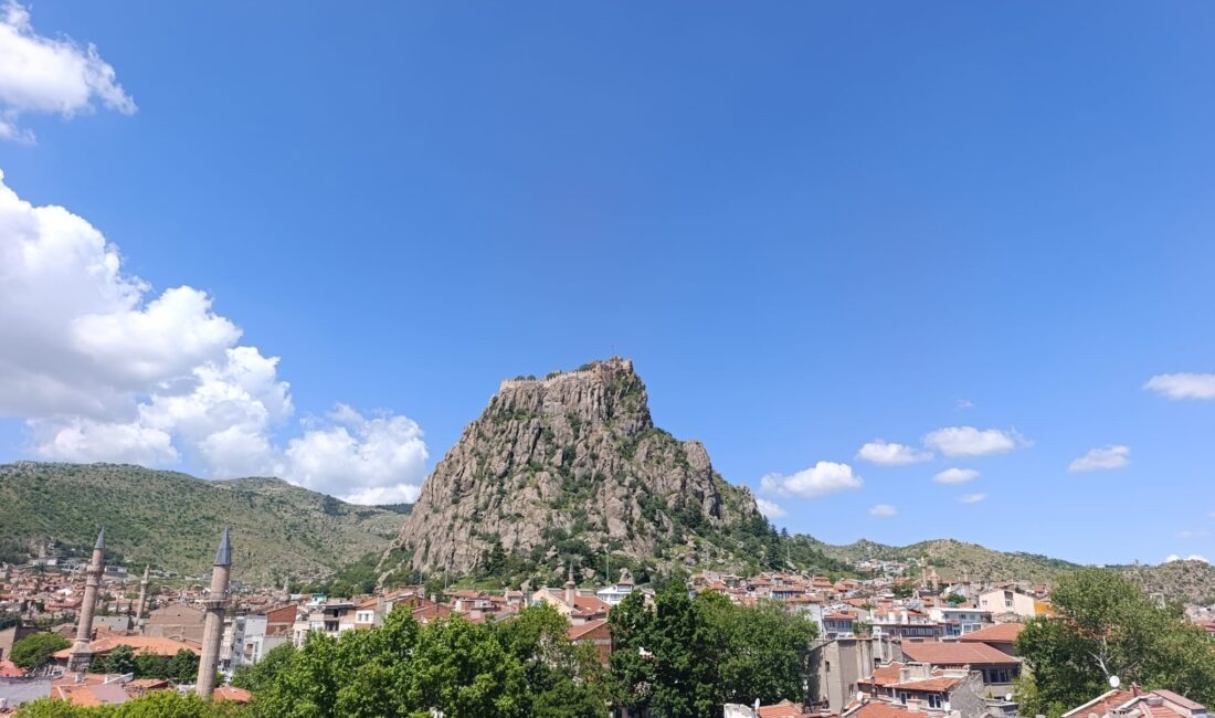 Afyonkarahisar, yeni haftanın ilk gününe açık ve sıcak bir gökyüzüyle