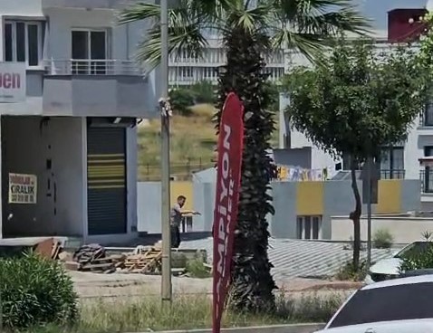 Adana'da emekli bir polisin, kendisine döner bıçağı ile saldıran uyuşturucu