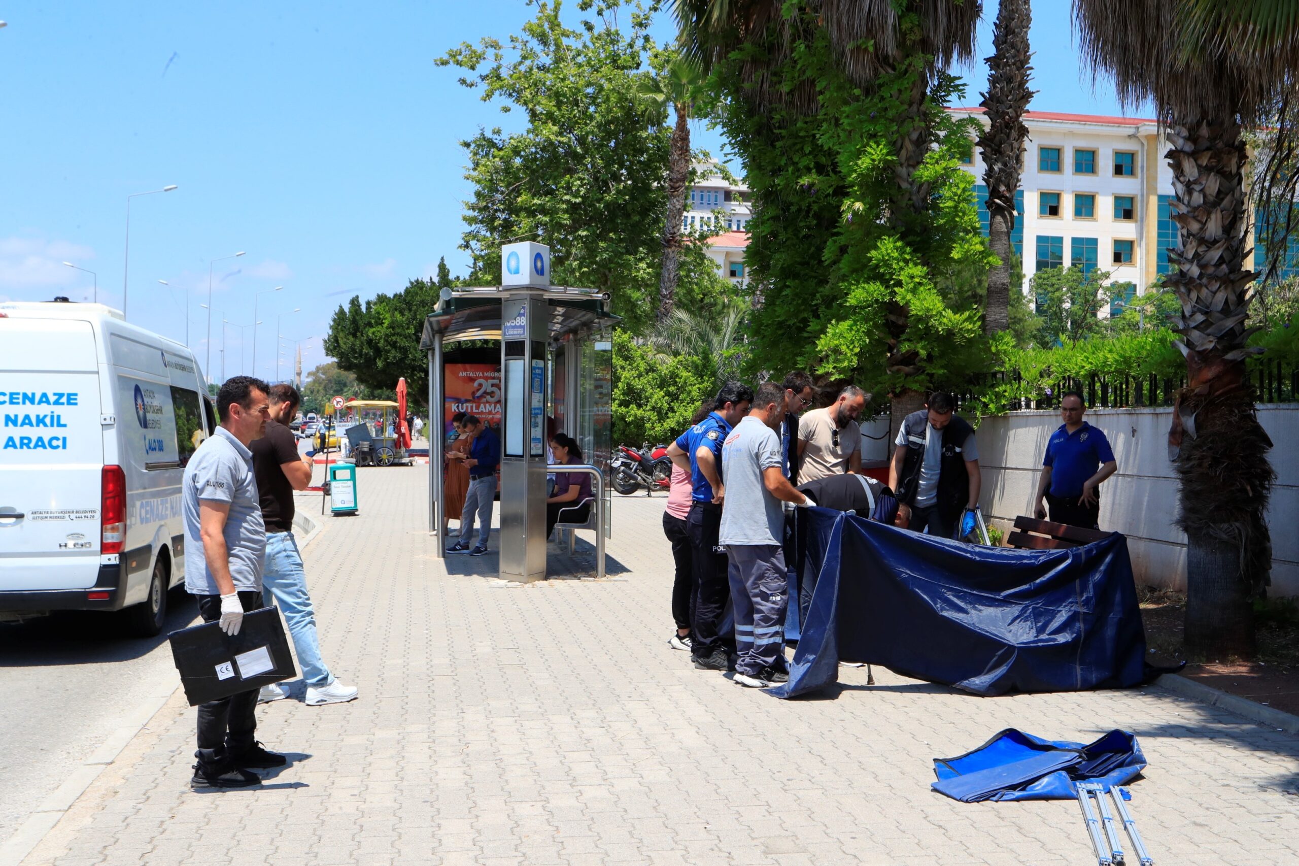 Antalya'da 57 yaşındaki bir vatandaş, adliyedeki işlemlerini tamamladıktan sonra dinlenmek