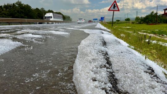 Afyonkarahisar genelinde aniden bastıran ve tarım arazilerinde ciddi hasara yol