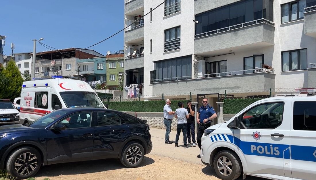 Bursa'nın Osmangazi ilçesinde bir şahıs, tartıştığı eşini 10 yaşındaki çocuklarının