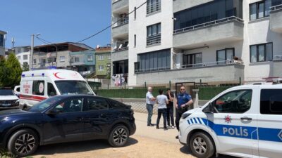 Bursa'nın Osmangazi ilçesinde bir şahıs, tartıştığı eşini 10 yaşındaki çocuklarının