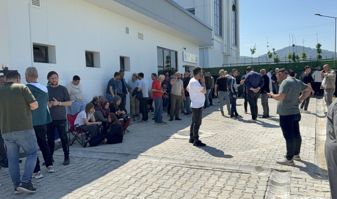 Samsun'un Tekkeköy ilçesinde bulunan Yeşilyurt Demir Çelik Fabrikası'nda üç işçinin