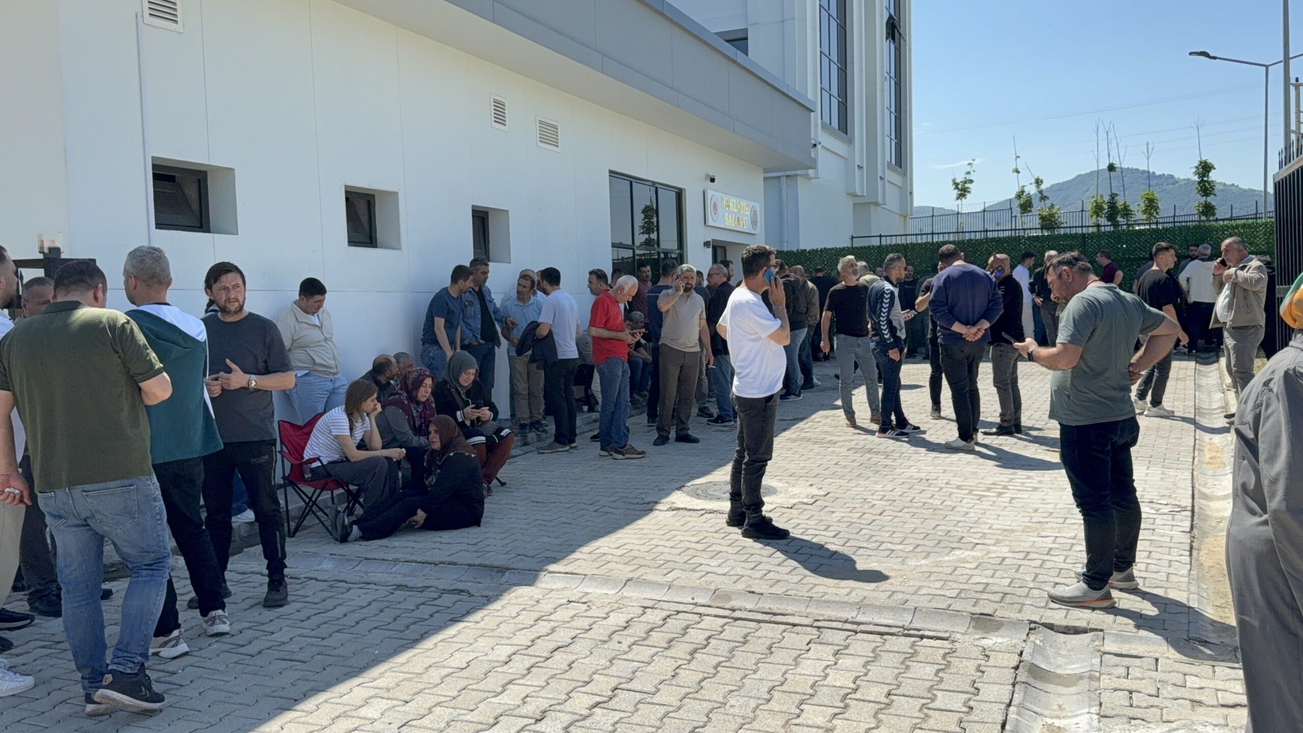 Samsun'un Tekkeköy ilçesinde bulunan Yeşilyurt Demir Çelik Fabrikası'nda üç işçinin