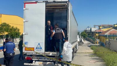 Karaman'da yol kenarında park halinde duran tırın açık olan dorse