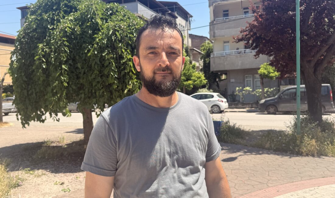 Kocaeli'nin İzmit ilçesinde, oğluna ve kendisine saldırdığını iddia ettiği sokak