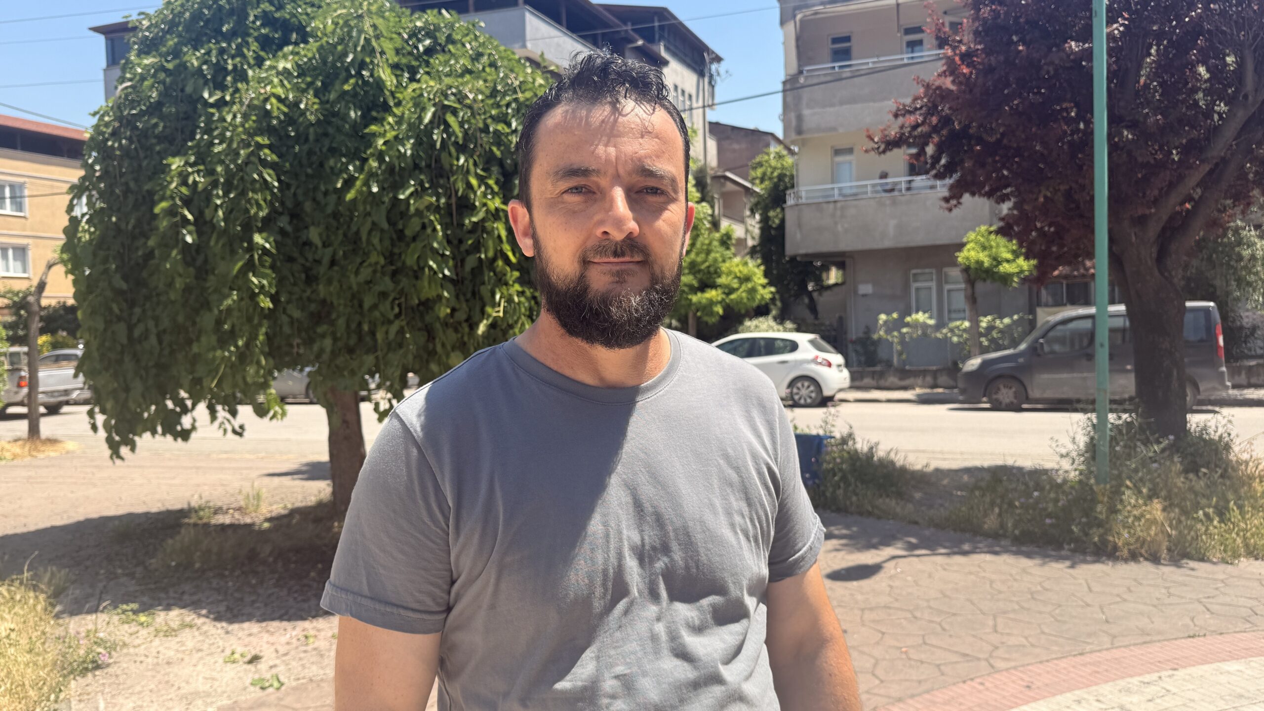 Kocaeli'nin İzmit ilçesinde, oğluna ve kendisine saldırdığını iddia ettiği sokak