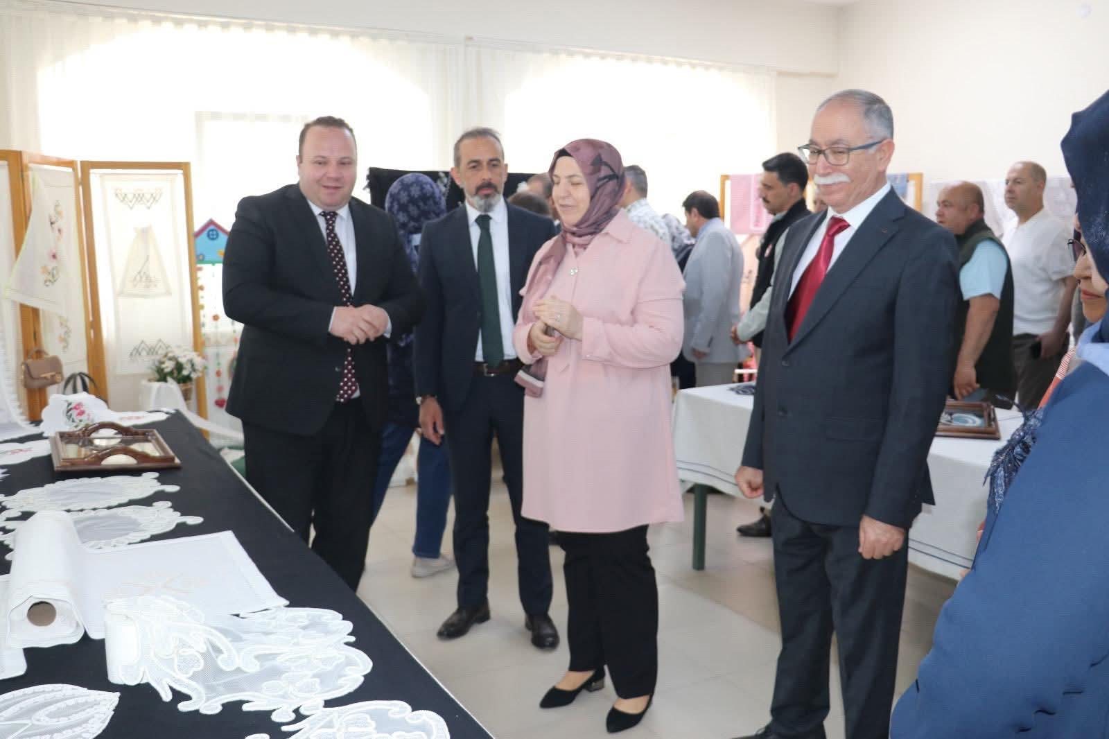 Afyonkarahisar’ın Şuhut ilçesinde, Halk Eğitimi Merkezi tarafından "Hayat Boyu Öğrenme