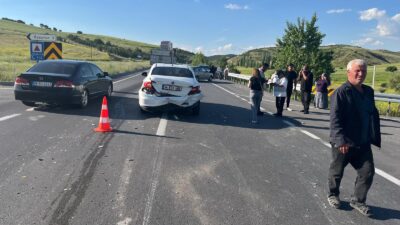 Afyonkarahisar’ın Bolvadin-Emirdağ karayolu üzerinde bulunan Kutlu Kavşağı'nda meydana gelen trafik