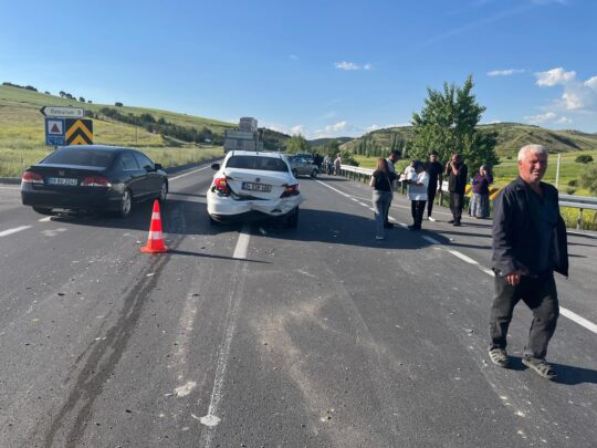 Afyonkarahisar’ın Bolvadin-Emirdağ karayolu üzerinde bulunan Kutlu Kavşağı'nda meydana gelen trafik