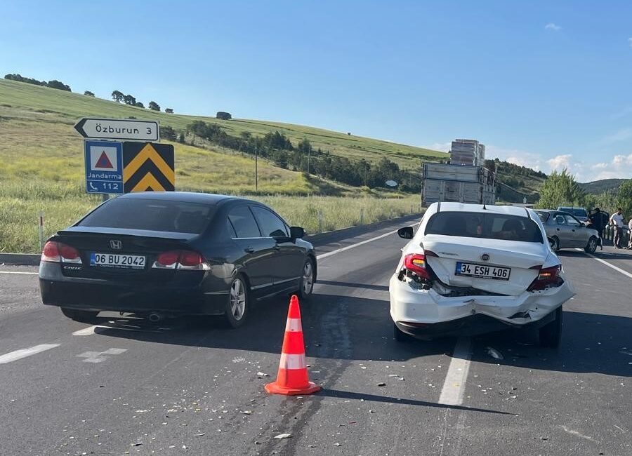 Afyonkarahisar’ın Bolvadin-Emirdağ karayolu üzerinde bulunan Kutlu Kavşağı'nda meydana gelen trafik