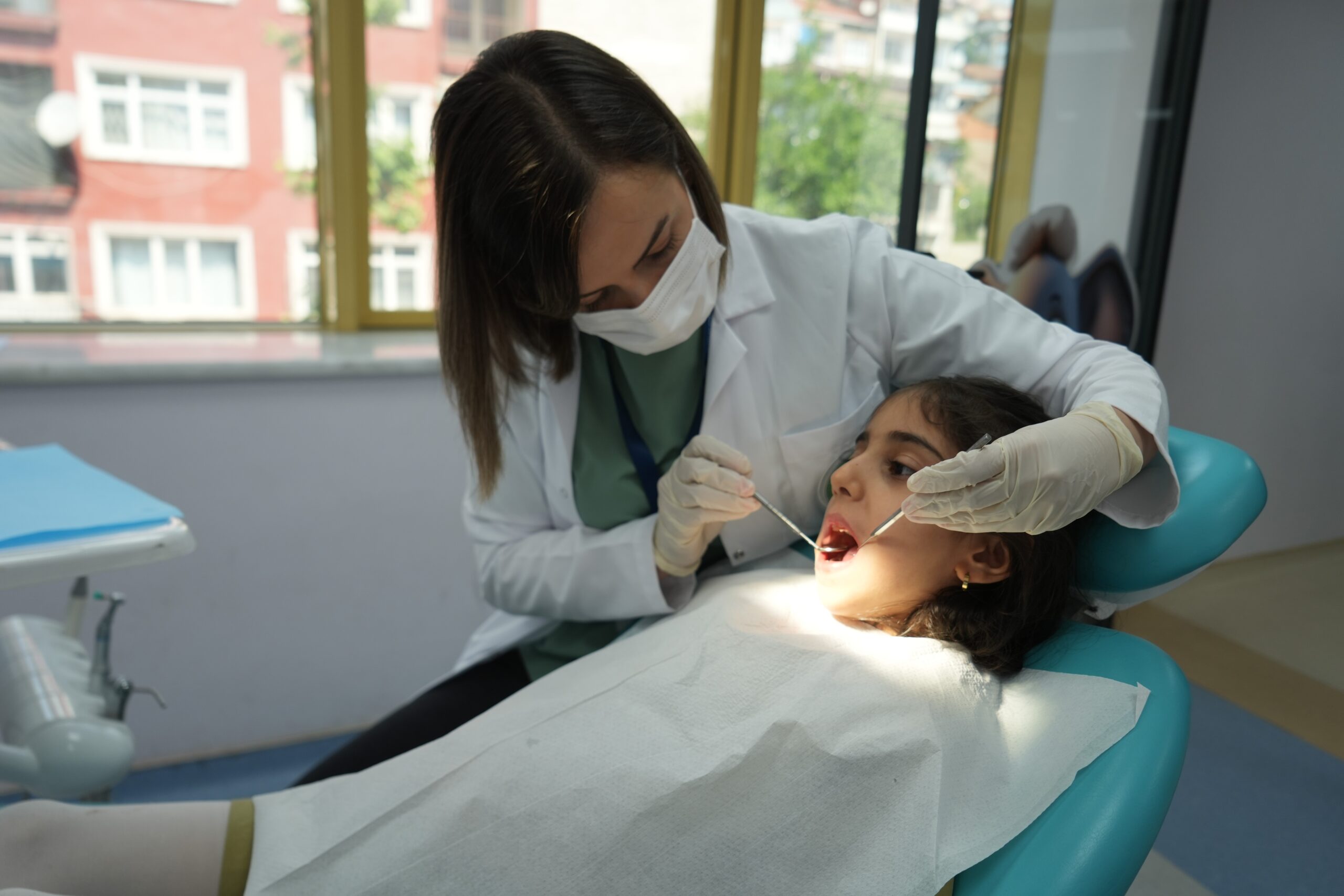 Öğretim Üyesi Uzm. Dr. Hülya Çerçi Akçay, süt dişlerinin "nasıl