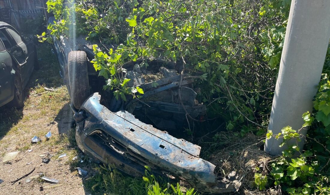  Afyonkarahisar'da kontrolden çıkarak takla atıp bir evin bahçesine devrilen otomobilin