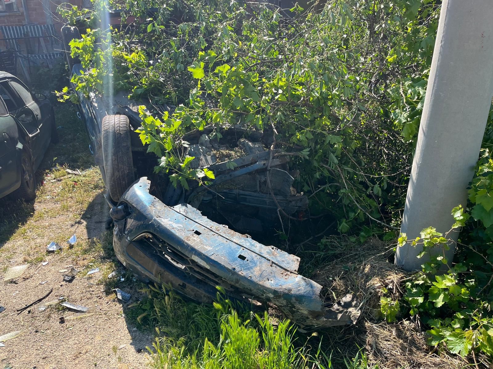  Afyonkarahisar'da kontrolden çıkarak takla atıp bir evin bahçesine devrilen otomobilin