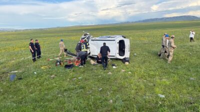 Erzurum'un Hınıs ilçesinde öğleden sonra meydana gelen kahredici trafik kazasında,