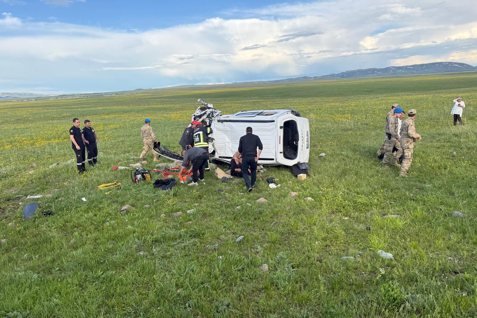 Erzurum'un Hınıs ilçesinde öğleden sonra meydana gelen kahredici trafik kazasında,