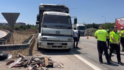 Bursa'da İstanbul-İzmir otoyolunda emniyet şeridinde duran iki araca arkadan süratle