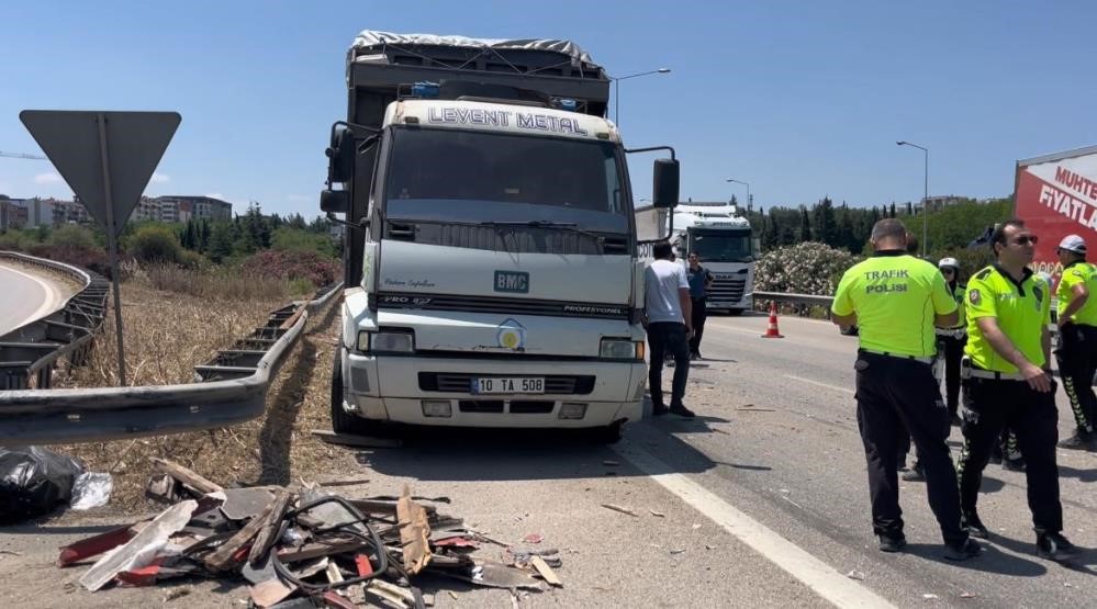 Bursa'da İstanbul-İzmir otoyolunda emniyet şeridinde duran iki araca arkadan süratle