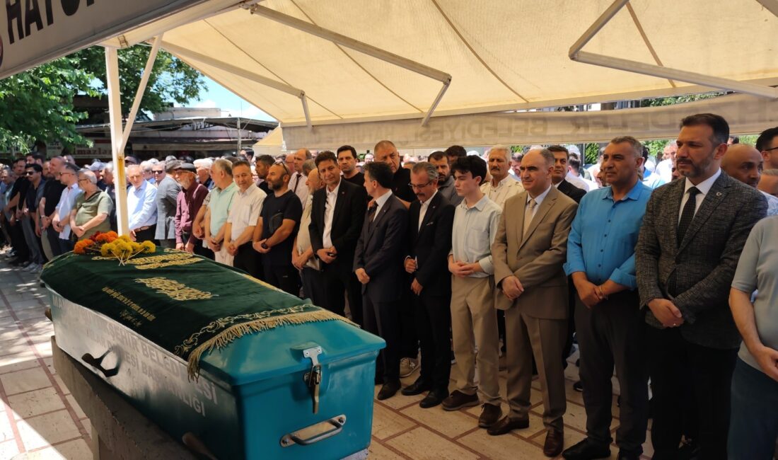 Manisa'da kalp krizi nedeniyle hayatını kaybeden emekli eğitimcinin cenaze töreninde