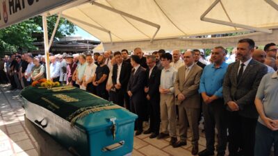 Manisa'da kalp krizi nedeniyle hayatını kaybeden emekli eğitimcinin cenaze töreninde