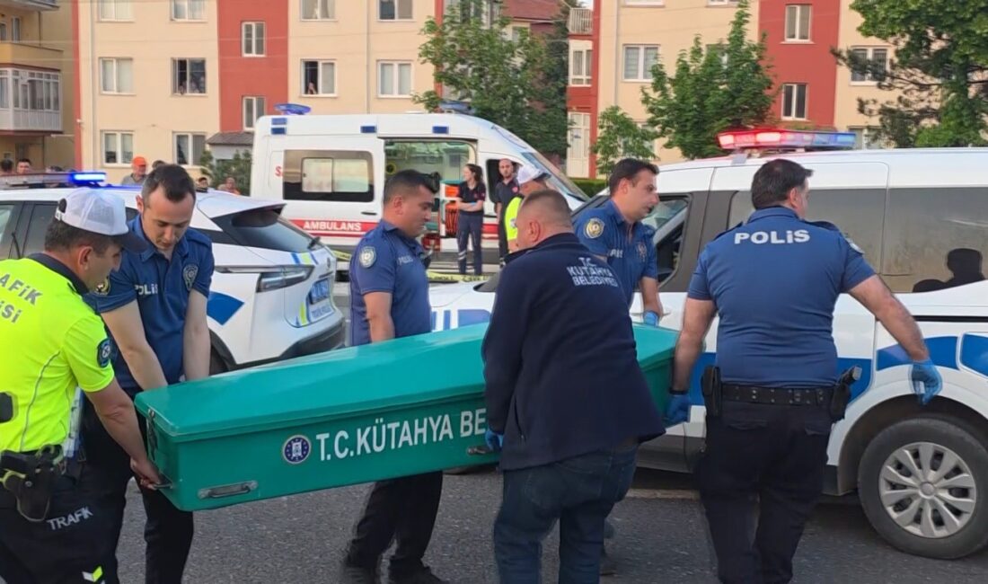 Kütahya-Afyonkarahisar karayolu, dün gece iki otomobilin adeta birbirini tetikleyen korkunç