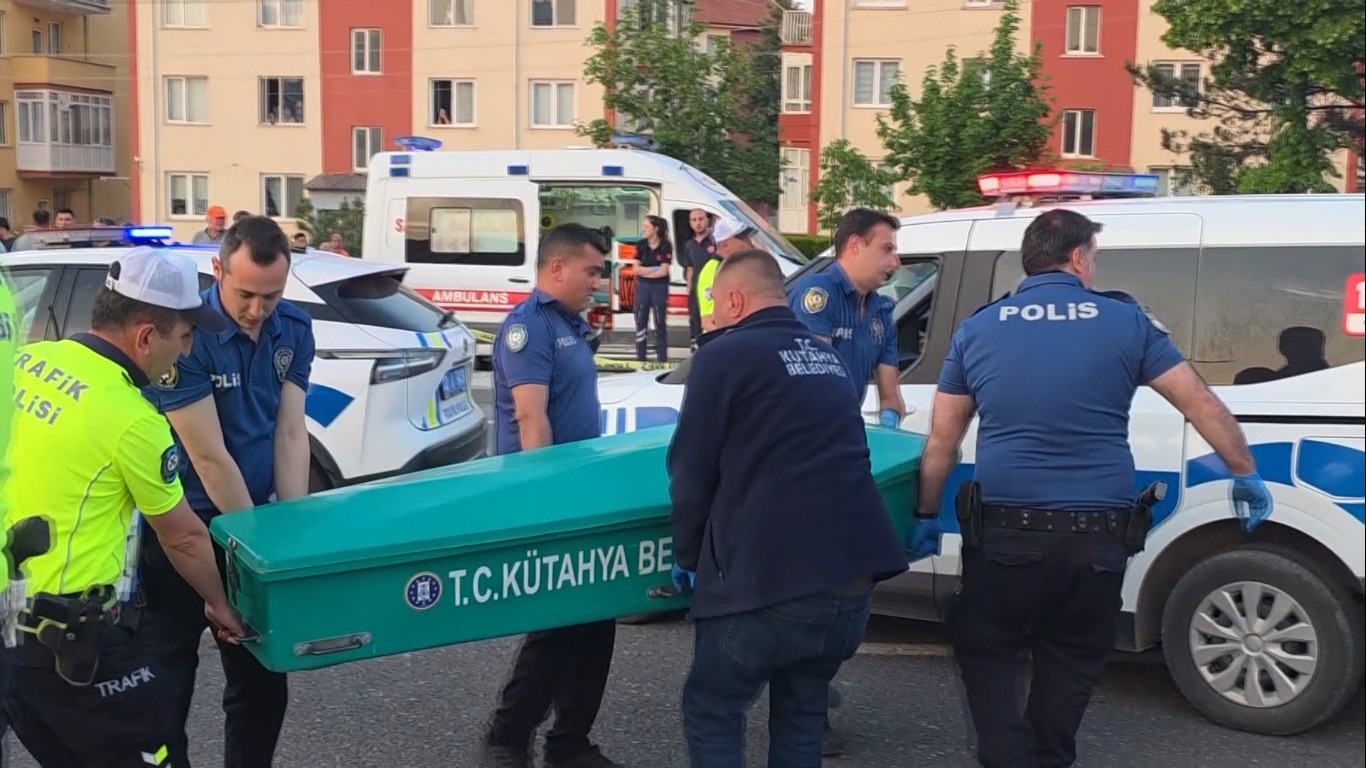 Kütahya-Afyonkarahisar karayolu, dün gece iki otomobilin adeta birbirini tetikleyen korkunç