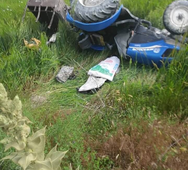 Denizli’nin Çameli ilçesinde, tarla yollarında seyir halinde olan bir traktörün