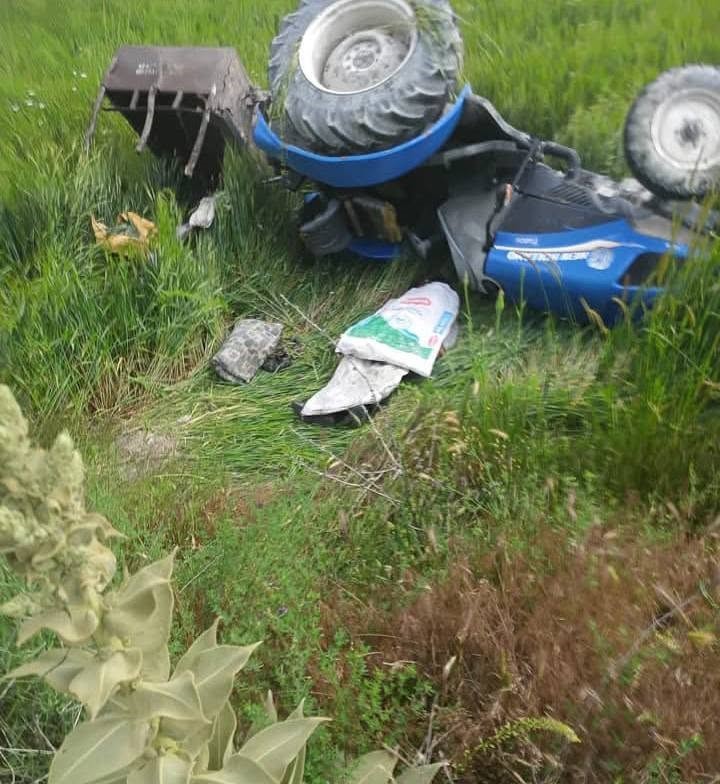 Denizli’nin Çameli ilçesinde, tarla yollarında seyir halinde olan bir traktörün