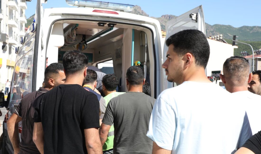 Tunceli'de restorasyon çalışmaları devam eden bir kamu binası inşaatında çalışan