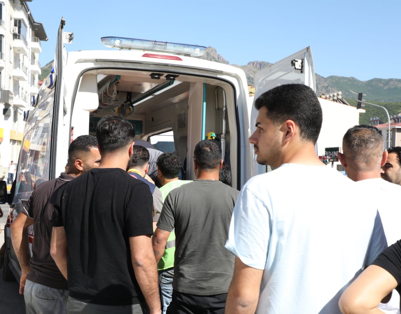Tunceli'de restorasyon çalışmaları devam eden bir kamu binası inşaatında çalışan