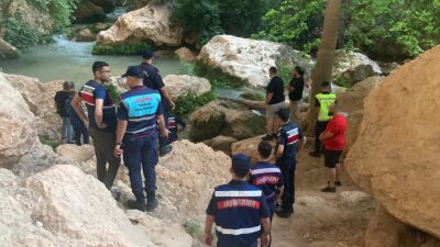 Mersin’in Erdemli ilçesinde arkadaşlarıyla piknik yapmak amacıyla vadiye giden 15