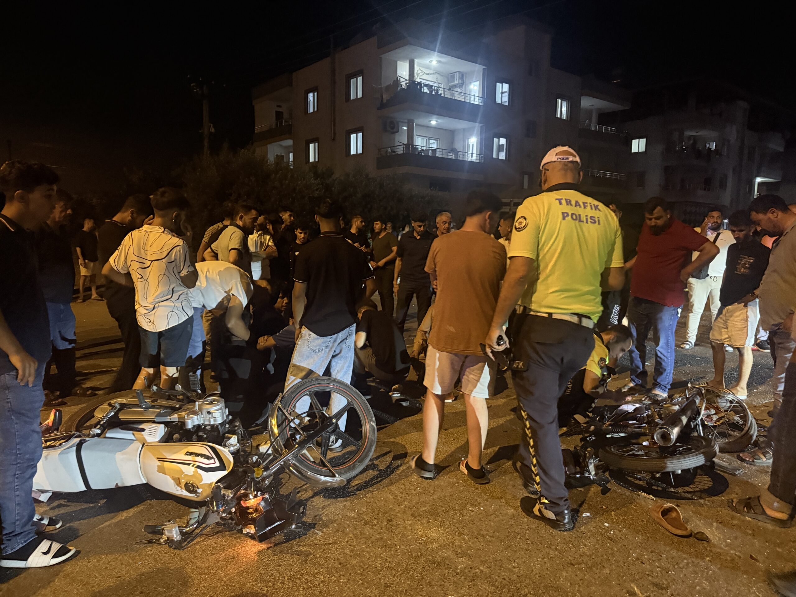 Mersin’in Akdeniz ilçesinde iki motosikletin çarpışması sonucu meydana gelen feci