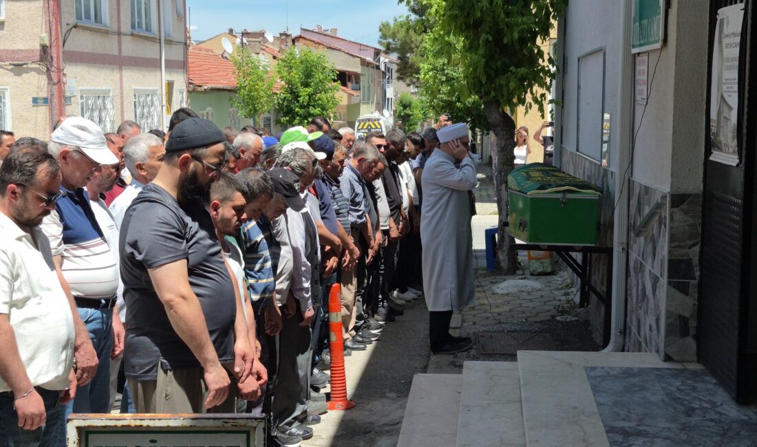 Eskişehir'de evinin önünde geri manevra yapan bir hafif ticari aracın