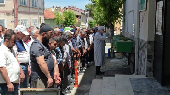 Eskişehir'de evinin önünde geri manevra yapan bir hafif ticari aracın
