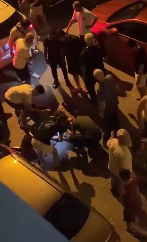 EVLENMEK İSTEDİĞİ KIZIN ERKEK KARDEŞİNİ SOKAK ORTASINDA ÖLDÜRDÜ OLAY ANI KAMERAYA YANSIDI