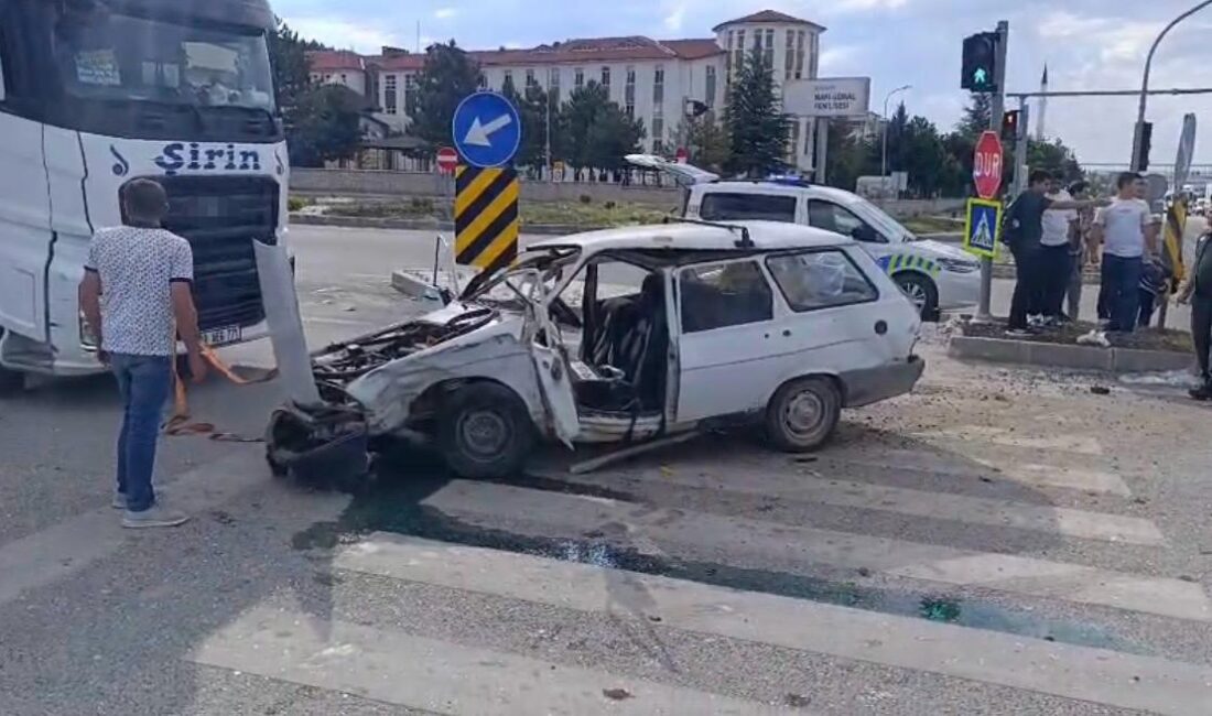 Kütahya'da iki otomobilin kavşakta çarpışması sonucu meydana gelen şiddetli trafik