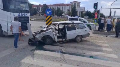 Kütahya'da iki otomobilin kavşakta çarpışması sonucu meydana gelen şiddetli trafik