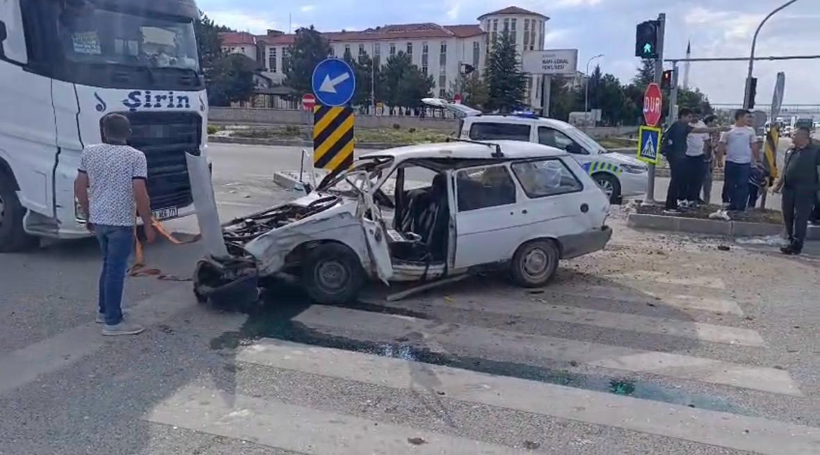Kütahya'da iki otomobilin kavşakta çarpışması sonucu meydana gelen şiddetli trafik