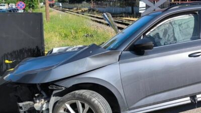 Afyonkarahisar’da bir anlık duraksama nedeniyle hemzemin geçitte mahsur kalan otomobile