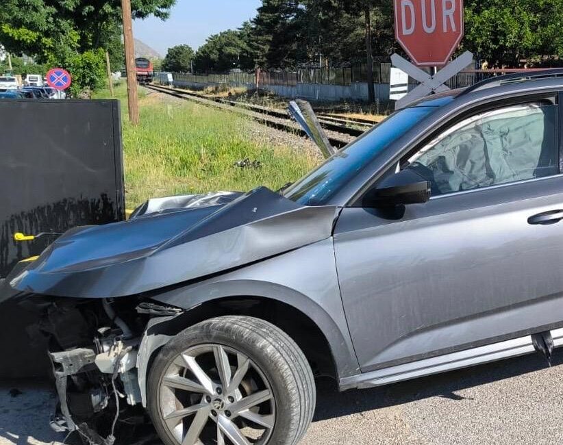 Afyonkarahisar’da bir anlık duraksama nedeniyle hemzemin geçitte mahsur kalan otomobile