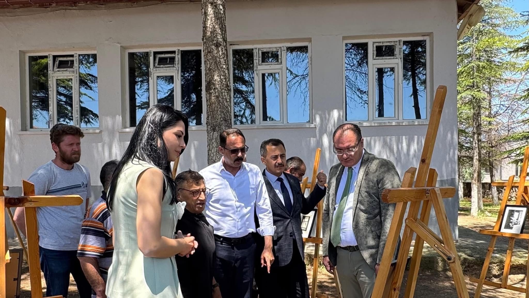 Afyonkarahisar’ın Bolvadin ilçesindeki Alparslan Ortaokulu, öğrencilerinin ve öğretmenlerinin uzun süren