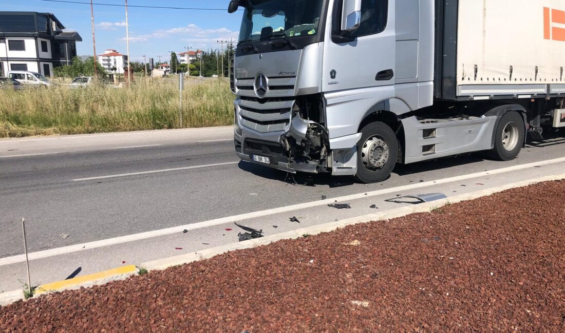Afyonkarahisar’ın Bolvadin ilçesinde, dönel kavşakta otomobil ile tırın çarpışması sonucu