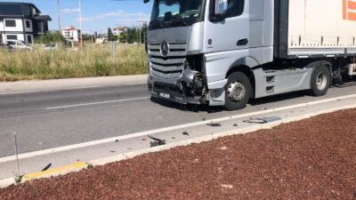 Afyonkarahisar’ın Bolvadin ilçesinde, dönel kavşakta otomobil ile tırın çarpışması sonucu